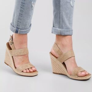 🔵”NWOT” Super Chic Tan Suede Wedge Sandals